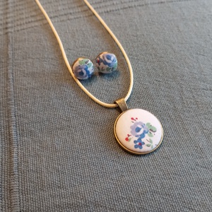 Kék virágos gomb fülbevaló és nyaklánc  - ékszer - fülbevaló - lógós kerek fülbevaló - Meska.hu