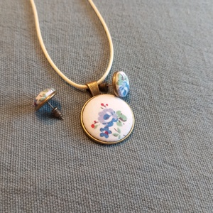 Kék virágos gomb fülbevaló és nyaklánc  - ékszer - fülbevaló - lógós kerek fülbevaló - Meska.hu