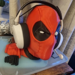Deadpool Fejlhallgató tartó szobor - otthon & életmód - tárolás & rendszerezés - íróasztali tároló - Meska.hu