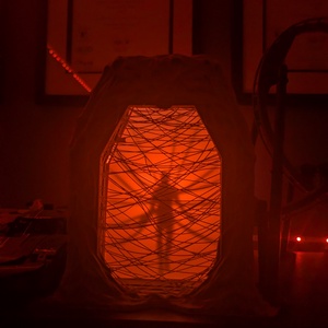 Stranger Things ihlette világító Upside Down portál dekoráció � LED könyvespolc dísz - otthon & életmód - dekoráció - asztal és polc dekoráció - könyvszobor - Meska.hu