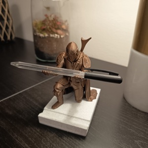 Mandalorian Asztali Tolltartó Irodába - otthon & életmód - bútor - asztal - Meska.hu