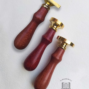 Monogramos pecsétnyomó  / Viaszpecsét kezdőbetűkkel / Esküvői bélyegző / Személyre szabott monogram - esküvő - meghívó & kártya - meghívó - Meska.hu