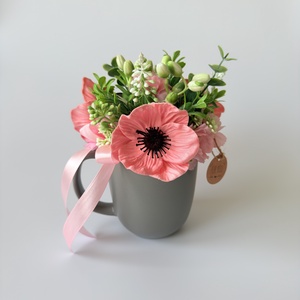 Rózsaszín virágkompozíció bögrében - Meska.hu