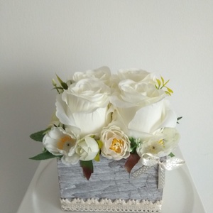 Virágbox / asztaldísz vintage fehér-bézs virágokkal szürke koptatott fa dobozban - otthon & életmód - dekoráció - asztal és polc dekoráció - asztaldísz - Meska.hu