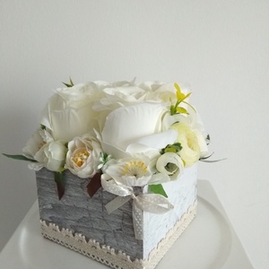 Virágbox / asztaldísz vintage fehér-bézs virágokkal szürke koptatott fa dobozban - otthon & életmód - dekoráció - asztal és polc dekoráció - asztaldísz - Meska.hu