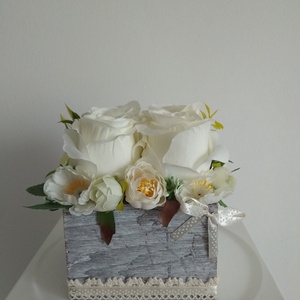 Virágbox / asztaldísz vintage fehér-bézs virágokkal szürke koptatott fa dobozban - otthon & életmód - dekoráció - asztal és polc dekoráció - asztaldísz - Meska.hu