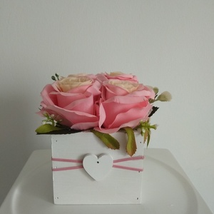 Virágbox / asztaldísz fa dobozban vintage rózsaszín selyem virágokkal - Meska.hu