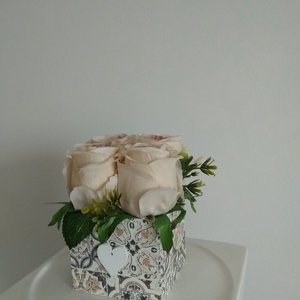Virágbox / asztaldísz mintás fa dobozban vintage cappucinó selyem virágokkal - otthon & életmód - dekoráció - Meska.hu