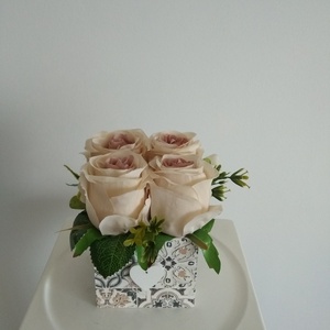 Virágbox / asztaldísz mintás fa dobozban vintage cappucinó selyem virágokkal - otthon & életmód - dekoráció - Meska.hu
