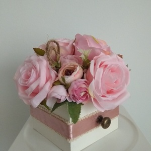 Virágbox / asztaldísz fehér fa dobozban vintage rózsaszín pasztell árnyalatokkal - otthon & életmód - dekoráció - virágdísz és tartó - virágbox, virágdoboz - Meska.hu