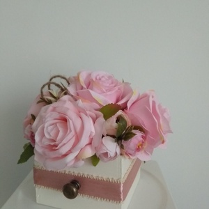 Virágbox / asztaldísz fehér fa dobozban vintage rózsaszín pasztell árnyalatokkal - otthon & életmód - dekoráció - virágdísz és tartó - virágbox, virágdoboz - Meska.hu