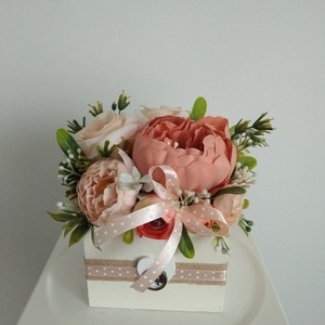 Virágbox / asztaldísz fa dobozban vintage bézs-barack árnyalatokkal , Otthon & Életmód, Dekoráció, Virágdekoráció, Virágbox, Virágkötés, MESKA