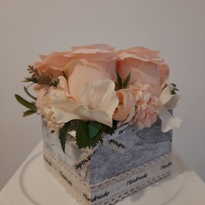 Virágbox / asztaldísz vintage púder virágokkal szürke koptatott fa dobozban - otthon & életmód - dekoráció - asztal és polc dekoráció - asztaldísz - Meska.hu