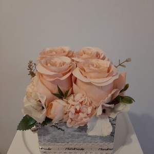 Virágbox / asztaldísz vintage púder virágokkal szürke koptatott fa dobozban - otthon & életmód - dekoráció - asztal és polc dekoráció - asztaldísz - Meska.hu