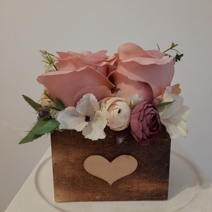 Virágbox / asztaldísz vintage púder-mályva virágokkal barna koptatott fa dobozban, Otthon & Lakás, Dekoráció, Asztal és polc dekoráció, Asztaldísz, Virágkötés, MESKA