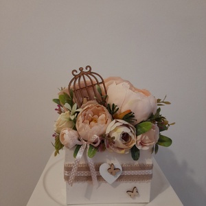 Virágbox / asztaldísz fehér fa dobozban vintage púder pasztell árnyalatokkal, Otthon & Életmód, Dekoráció, Virágdekoráció, Virágbox, Virágkötés, MESKA