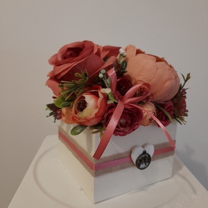 Virágbox / asztaldísz fehér fa dobozban vintage púder-narancs pasztell árnyalatokkal - otthon & életmód - dekoráció - virágdísz és tartó - virágbox, virágdoboz - Meska.hu