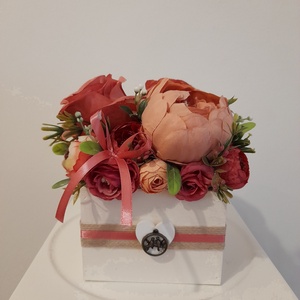 Virágbox / asztaldísz fehér fa dobozban vintage púder-narancs pasztell árnyalatokkal - otthon & életmód - dekoráció - virágdísz és tartó - virágbox, virágdoboz - Meska.hu