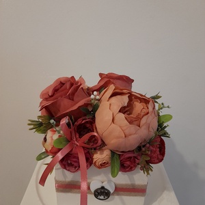 Virágbox / asztaldísz fehér fa dobozban vintage púder-narancs pasztell árnyalatokkal - otthon & életmód - dekoráció - virágdísz és tartó - virágbox, virágdoboz - Meska.hu