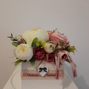 Virágbox / asztaldísz fehér fa dobozban vintage drapp-mályva pasztell árnyalatokkal - otthon & életmód - dekoráció - virágdísz és tartó - virágbox, virágdoboz - Meska.hu