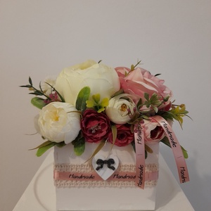 Virágbox / asztaldísz fehér fa dobozban vintage drapp-mályva pasztell árnyalatokkal, Otthon & Életmód, Dekoráció, Virágdísz és tartó, Virágbox, virágdoboz, Virágkötés, MESKA