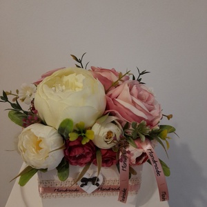 Virágbox / asztaldísz fehér fa dobozban vintage drapp-mályva pasztell árnyalatokkal - otthon & életmód - dekoráció - virágdísz és tartó - virágbox, virágdoboz - Meska.hu