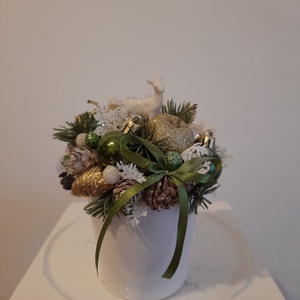 Karácsonyi asztaldísz fehér kerámia kaspóba zöld-arany-fehér színekben, Otthon & Életmód, Dekoráció, Asztal és polc dekoráció, Asztaldísz, Virágkötés, MESKA