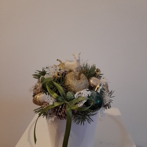 Karácsonyi asztaldísz fehér kerámia kaspóba zöld-arany-fehér színekben - otthon & életmód - dekoráció - asztal és polc dekoráció - asztaldísz - Meska.hu