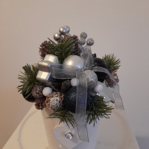 Karácsonyi asztaldísz fehér kerámia kaspóba ezüst-kék-fehér színekben - otthon & életmód - dekoráció - asztal és polc dekoráció - asztaldísz - Meska.hu