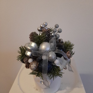 Karácsonyi asztaldísz fehér kerámia kaspóba ezüst-kék-fehér színekben - otthon & életmód - dekoráció - asztal és polc dekoráció - asztaldísz - Meska.hu