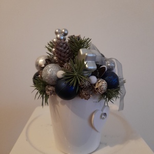 Karácsonyi asztaldísz fehér kerámia kaspóba ezüst-kék-fehér színekben - otthon & életmód - dekoráció - asztal és polc dekoráció - asztaldísz - Meska.hu