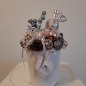 Karácsonyi asztaldísz fehér kerámia kaspóban rosegold-ezüst-fehér színekben, Otthon & Életmód, Dekoráció, Asztal és polc dekoráció, Asztaldísz, Virágkötés, MESKA