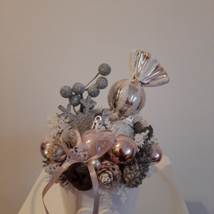 Karácsonyi asztaldísz fehér kerámia kaspóban rosegold-ezüst-fehér színekben - otthon & életmód - dekoráció - asztal és polc dekoráció - asztaldísz - Meska.hu