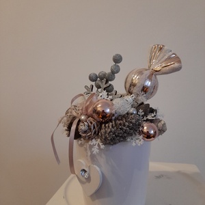 Karácsonyi asztaldísz fehér kerámia kaspóban rosegold-ezüst-fehér színekben - otthon & életmód - dekoráció - asztal és polc dekoráció - asztaldísz - Meska.hu