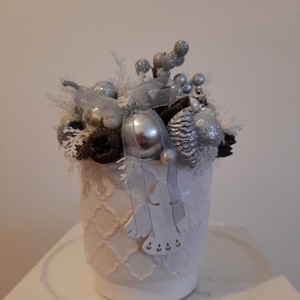 Karácsonyi asztaldísz fehér kerámia kaspóban ezüst-fehér színekben, Otthon & Életmód, Dekoráció, Asztal és polc dekoráció, Asztaldísz, Virágkötés, MESKA