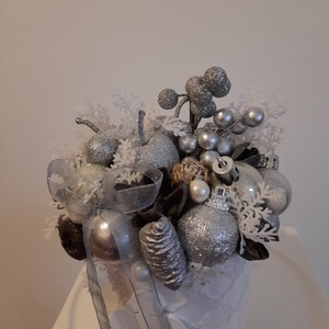 Karácsonyi asztaldísz fehér kerámia kaspóban ezüst-fehér színekben - otthon & életmód - dekoráció - asztal és polc dekoráció - asztaldísz - Meska.hu