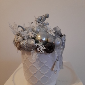 Karácsonyi asztaldísz fehér kerámia kaspóban ezüst-fehér színekben - otthon & életmód - dekoráció - asztal és polc dekoráció - asztaldísz - Meska.hu