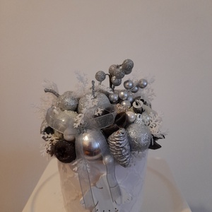 Karácsonyi asztaldísz fehér kerámia kaspóban ezüst-fehér színekben - otthon & életmód - dekoráció - asztal és polc dekoráció - asztaldísz - Meska.hu