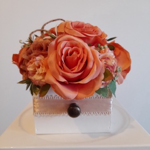 Virágbox / asztaldísz fehér fa dobozban vintage narancsos pasztell árnyalatokkal, Otthon & Életmód, Dekoráció, Virágdísz és tartó, Virágbox, virágdoboz, Virágkötés, MESKA