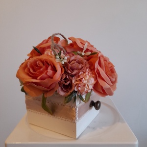 Virágbox / asztaldísz fehér fa dobozban vintage narancsos pasztell árnyalatokkal - otthon & életmód - dekoráció - virágdísz és tartó - virágbox, virágdoboz - Meska.hu