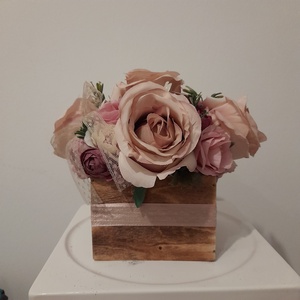 Virágbox / asztaldísz barna fa dobozban vintage bézs-mályvás pasztell árnyalatokkal - Meska.hu