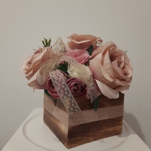 Virágbox / asztaldísz barna fa dobozban vintage bézs-mályvás pasztell árnyalatokkal - otthon & életmód - dekoráció - virágdísz és tartó - virágbox, virágdoboz - Meska.hu