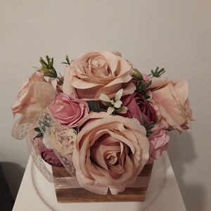 Virágbox / asztaldísz barna fa dobozban vintage bézs-mályvás pasztell árnyalatokkal - otthon & életmód - dekoráció - virágdísz és tartó - virágbox, virágdoboz - Meska.hu