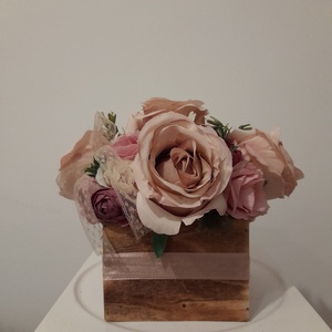 Virágbox / asztaldísz barna fa dobozban vintage bézs-mályvás pasztell árnyalatokkal - otthon & életmód - dekoráció - virágdísz és tartó - virágbox, virágdoboz - Meska.hu