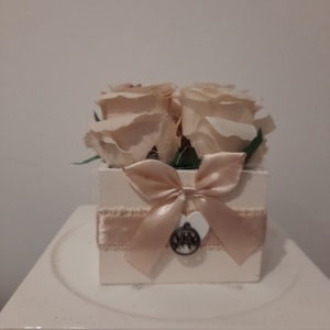 Virágbox / asztaldísz vintage fehér-púder  virágokkal fehér fa dobozban, Otthon & Életmód, Dekoráció, Asztal és polc dekoráció, Asztaldísz, Virágkötés, MESKA