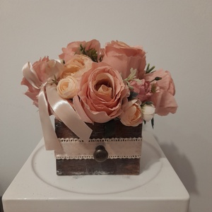 Virágbox / asztaldísz barna koptatott fa dobozban vintage púderes árnyalatokkal , Otthon & Életmód, Dekoráció, Virágdísz és tartó, Csokor & Virágdísz, Virágkötés, MESKA