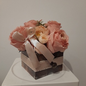 Virágbox / asztaldísz barna koptatott fa dobozban vintage púderes árnyalatokkal  - otthon & életmód - dekoráció - virágdísz és tartó - csokor & virágdísz - Meska.hu