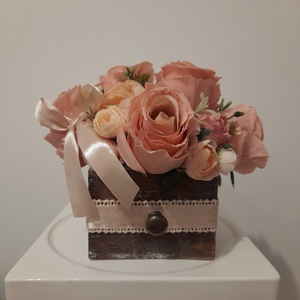 Virágbox / asztaldísz barna koptatott fa dobozban vintage púderes árnyalatokkal  - otthon & életmód - dekoráció - virágdísz és tartó - csokor & virágdísz - Meska.hu