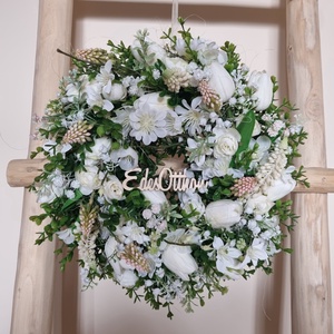 Tavaszi tulipános ajtódísz, Otthon & Életmód, Dekoráció, Ajtó- és ablak dekoráció, Ajtódísz & Kopogtató, Virágkötés, Kb 32cm nagyságú,csupa fehér virággal, gumi tulipánokkal és egy csipetnyi rózsaszínnel., MESKA