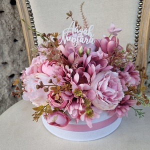 Anyák napi virágbox, Otthon & Életmód, Dekoráció, Asztal és polc dekoráció, Asztaldísz, Virágkötés, Hófehér bársony dobozba készült,mályvás színvilágú virágokkal. 26×23cm., MESKA